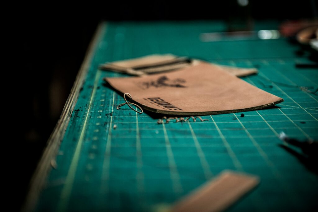 photo de table de travail ave cun morceau de cuir
